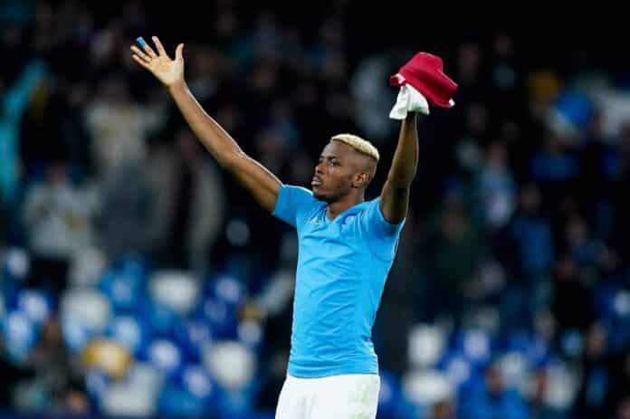 Victor Osimhen du SSC Napoli célèbre la victoire à la fin du match de la Ligue des Champions de l'UEFA